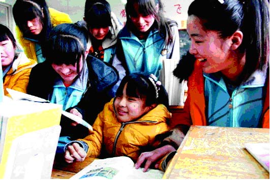 邱梦娜是班里的学习委员,经常热情地为同学解答问题