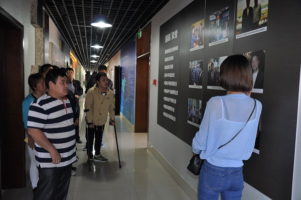 ѧԱ�Ǹ�������ˮ�����������Ļ���ҵ԰�ι�ѧϰ